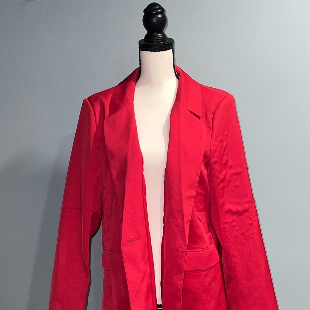 Pretty garden- Red coat - Picture 2 of 8